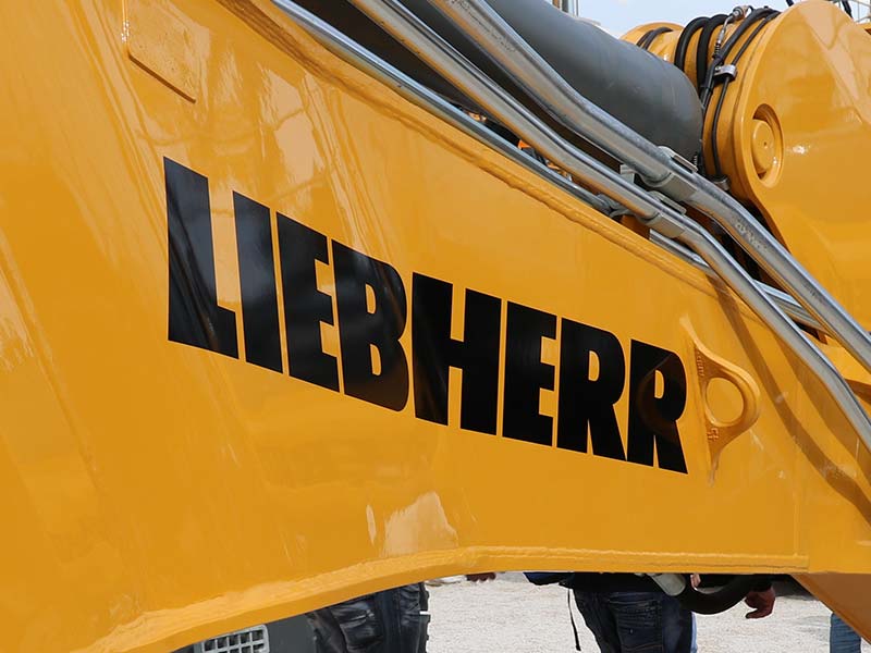 Branding auf einem Liebherr Erdbeweger, realisiert mit hochwertiger Spezialfolie.